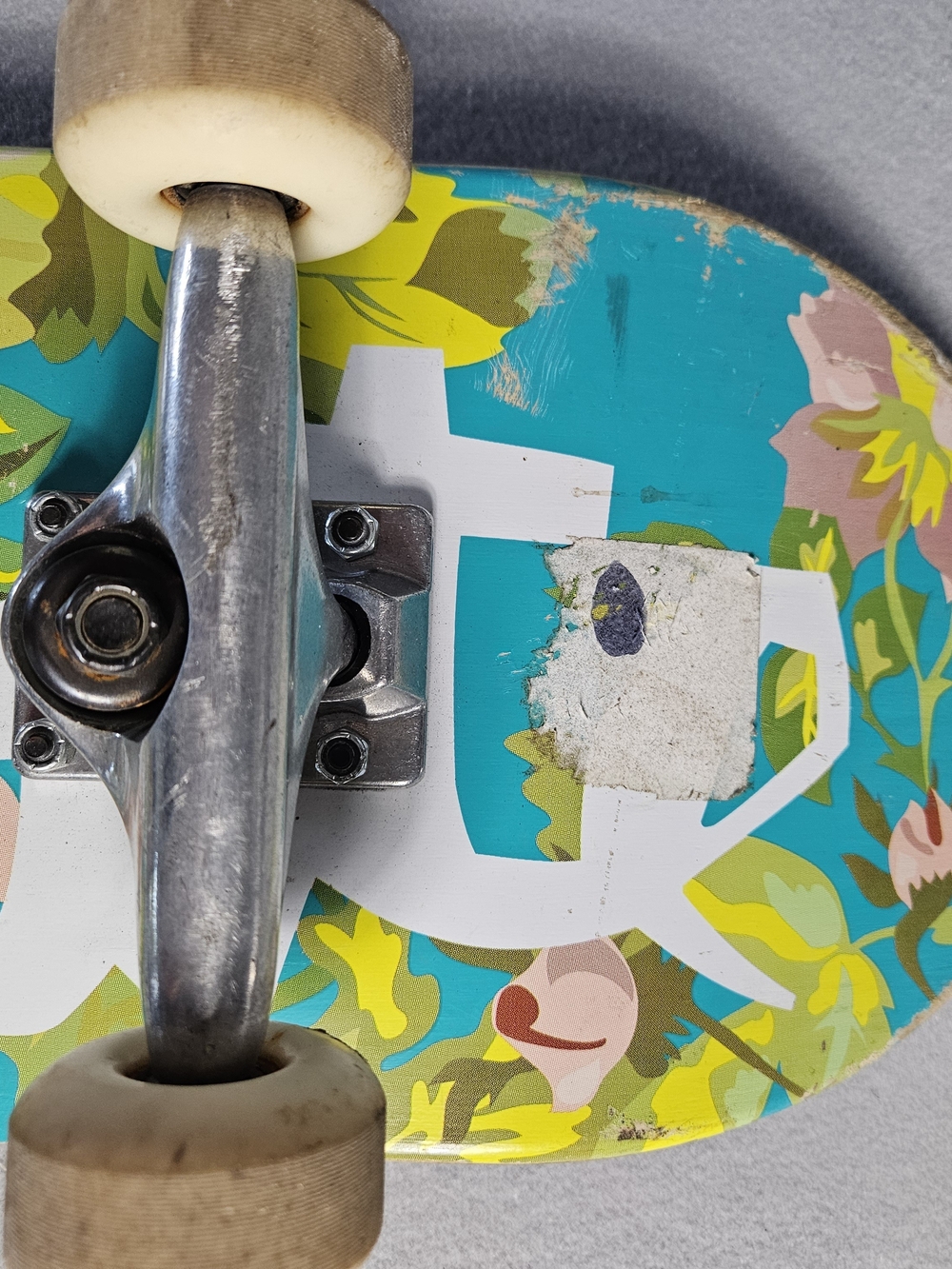 Chocolate Skateboards Stevie Perez Floral Complete Skateboard - Picture 6 of 12